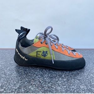EVOLV DOCON CLIMBING SHOE MENS SIZE US 7.5/ EU 40.5